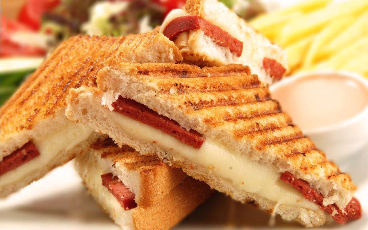 Sucuklu Kaşarlı Tost